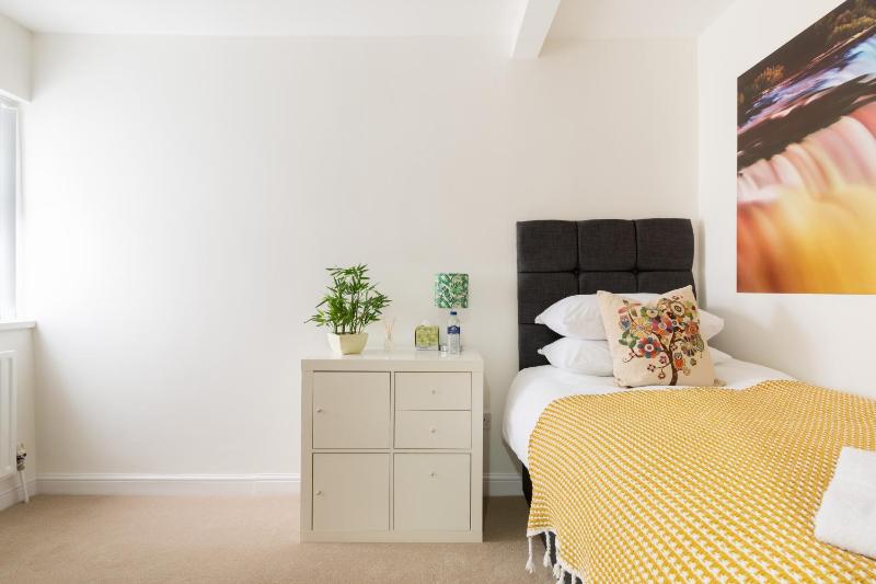 HS2 Contractors and Long Stays for Insurance and Relocations - 4 bedroom House with 7 beds-2 bathrooms & drive - image 3