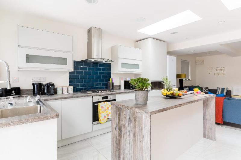 HS2 Contractors and Long Stays for Insurance and Relocations - 4 bedroom House with 7 beds-2 bathrooms & drive - image 28
