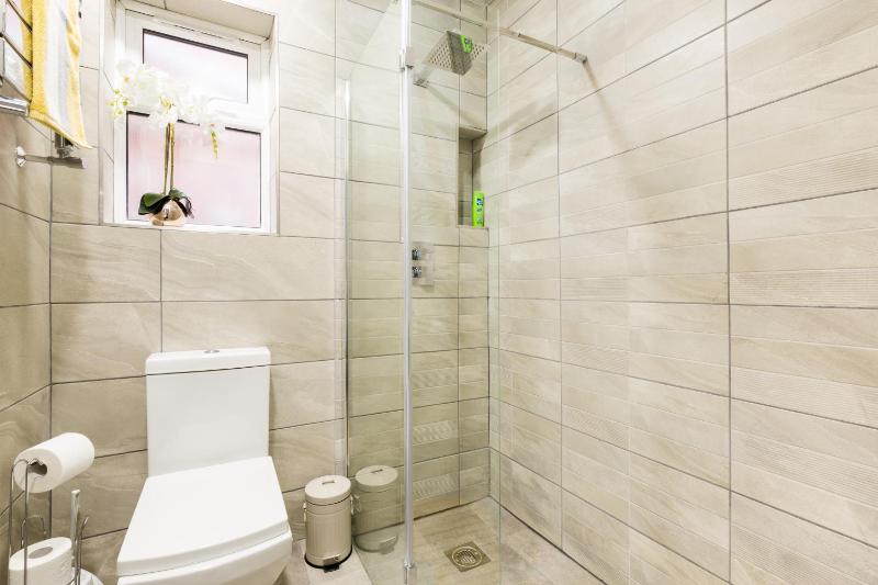 HS2 Contractors and Long Stays for Insurance and Relocations - 4 bedroom House with 7 beds-2 bathrooms & drive - image 15