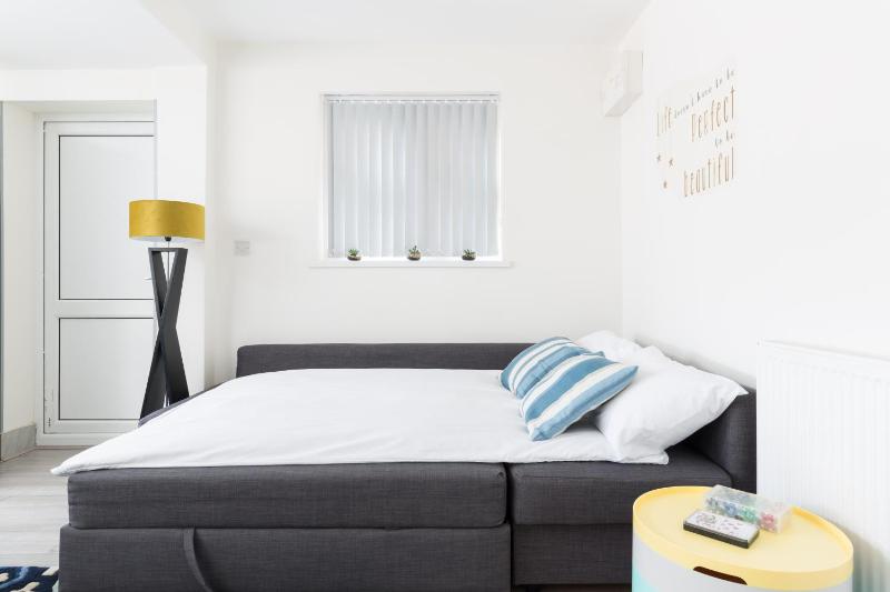 HS2 Contractors and Long Stays for Insurance and Relocations - 4 bedroom House with 7 beds-2 bathrooms & drive - image 8