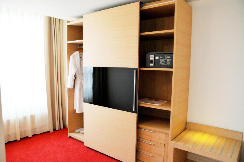 Ramada by Wyndham Oradea - image 9