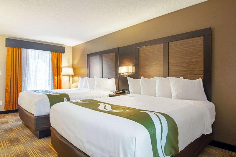 Queen Room with Two Queen Beds - Non-Smoking image 3