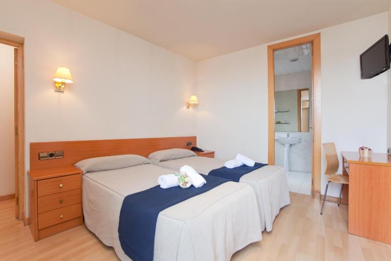 Twin Room with Terrace image 3