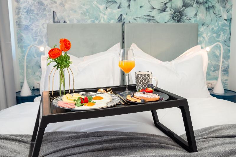 Deluxe Double or Twin Room with Balcony image 1