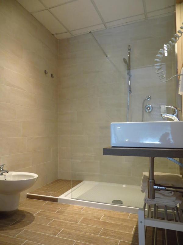 Standard Double or Twin Room image 4