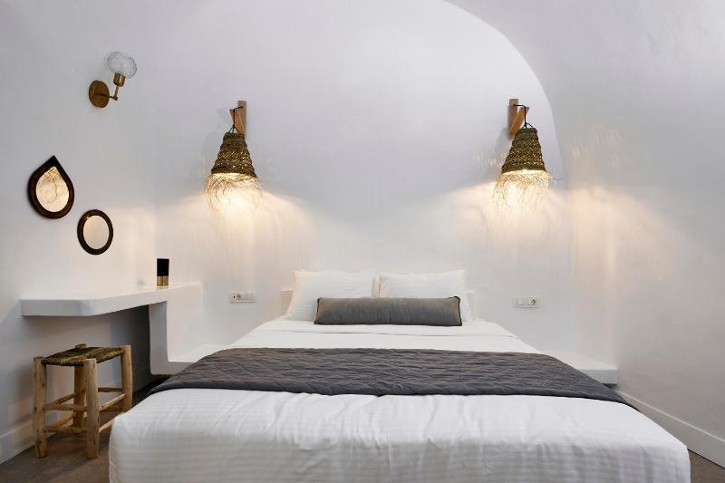 Superior Cave Villa with Outdoor Hot Tub and Caldera View image 1