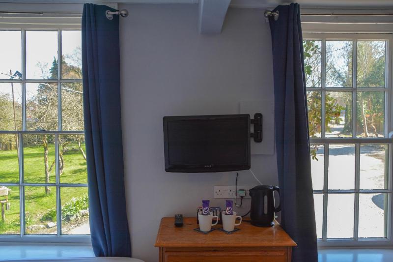 Twin Room with Private Bathroom image 3