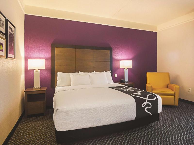 Deluxe King Room image 2