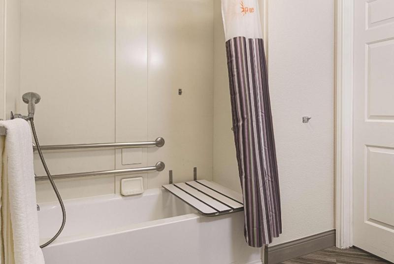 Double Room with Two Double Beds and Mobility/Hearing Impaired Access - Non-Smoking image 4