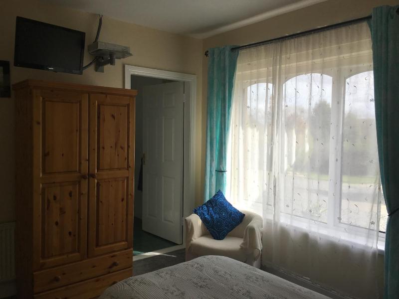 Standard Twin Room image 4