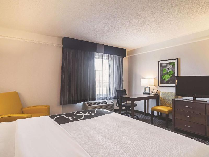 King Room with Roll-In Shower - Mobility Access/Non-Smoking image 4
