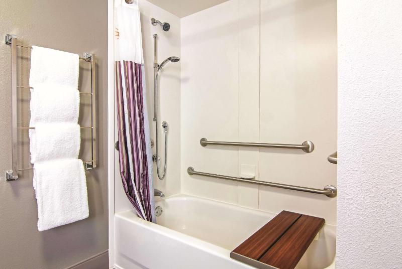 Double Room with Two Double Beds - Disability Access image 3
