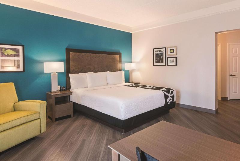 Deluxe King Room image 4