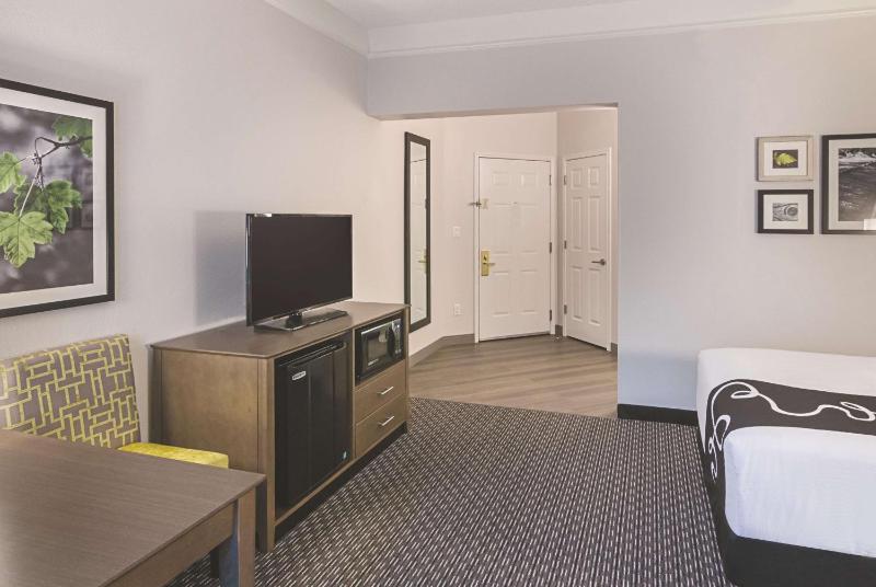 Double Room with Two Double Beds image 4