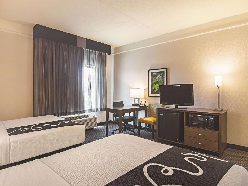 Deluxe Double or Twin Room image 2