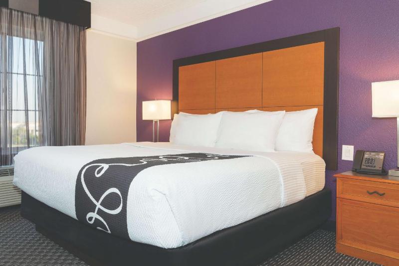 Deluxe King Room image 4