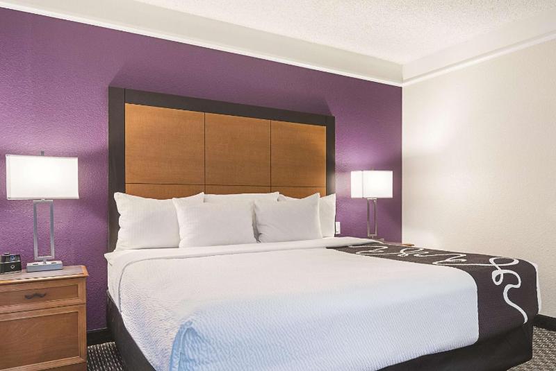 Deluxe King Room image 3
