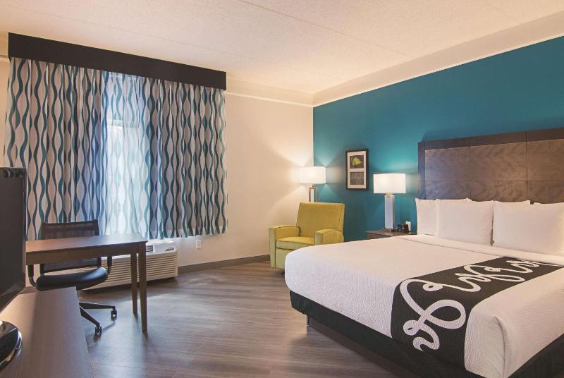 Deluxe King Room image 3