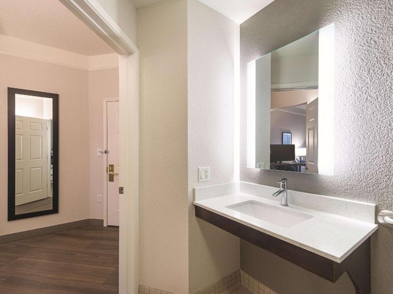 2 Double Beds, Mobility Accessible Room, Bathtub w/ Grab Bars Non-Smoking image 4