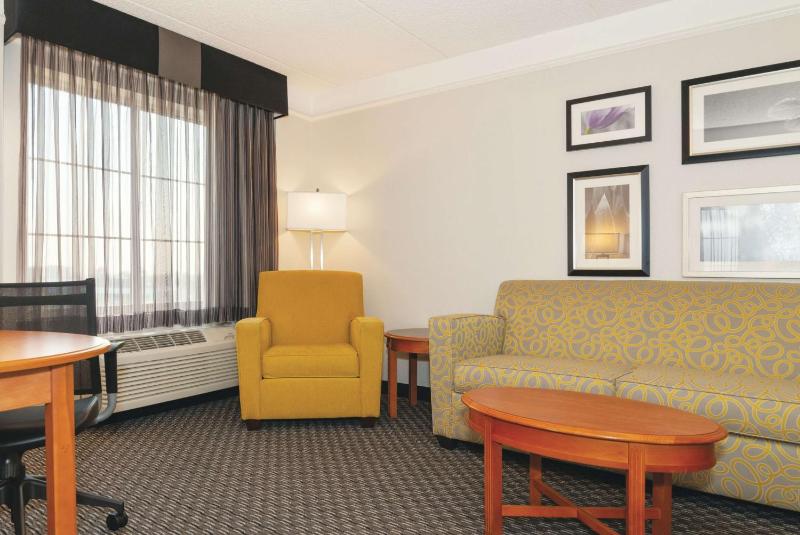 King Suite with Sofa Bed image 4
