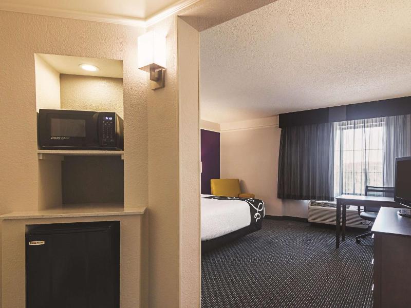 King Room with Roll-In Shower - Mobility Access/Non-Smoking image 1