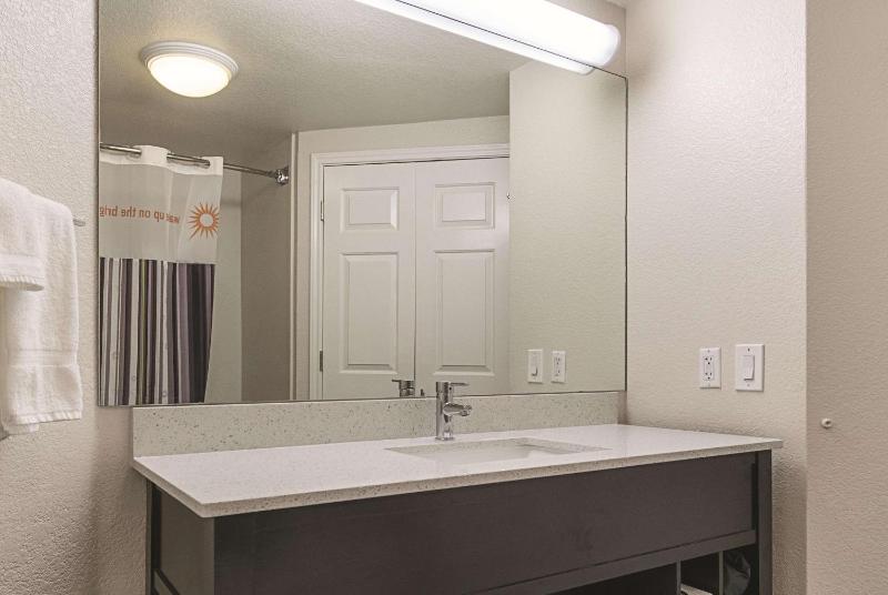 Deluxe Double Room with Two Double Beds image 2