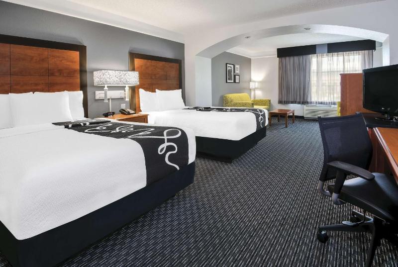 La Quinta Inn & Suites by Wyndham San Antonio Riverwalk - image 12