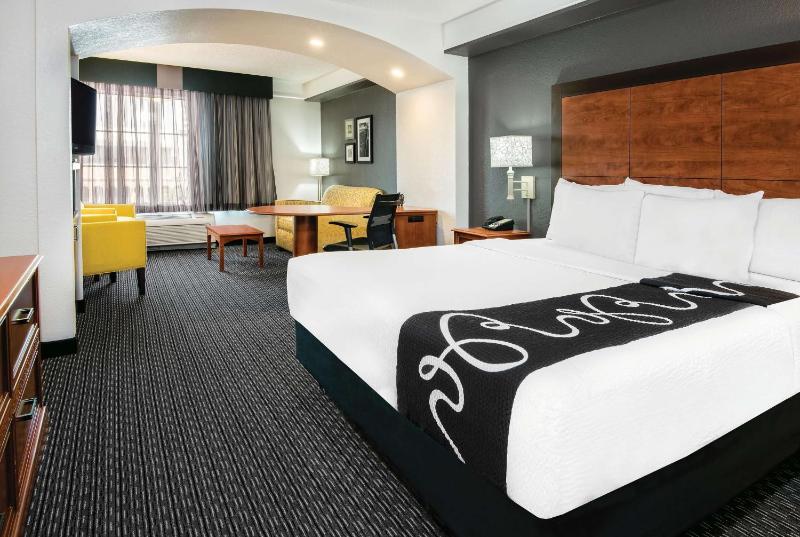 La Quinta Inn & Suites by Wyndham San Antonio Riverwalk - image 27