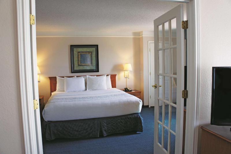 King Suite - Non-Smoking image 4