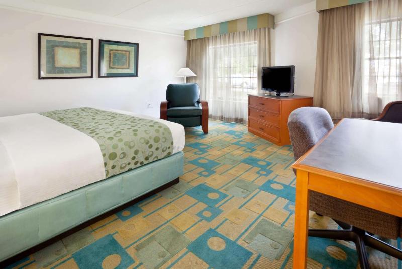 La Quinta Inn & Suites by Wyndham Austin Oltorf - image 26