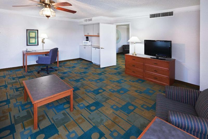 La Quinta Inn & Suites by Wyndham Austin Oltorf - image 18