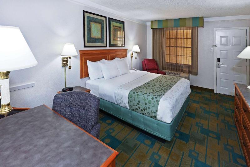 La Quinta Inn & Suites by Wyndham Austin Oltorf - image 7
