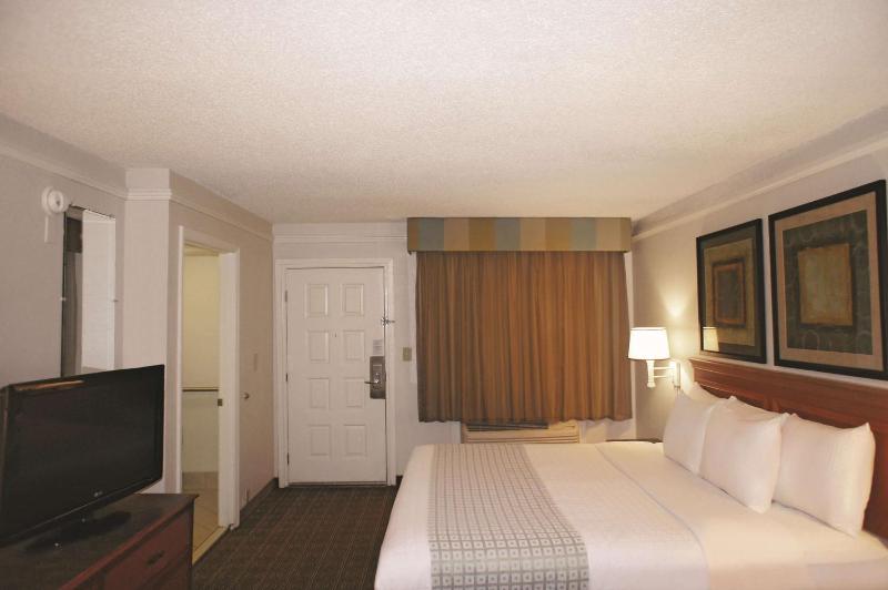 King Room with Bath Tub - Mobility/Hearing Accessible - Non-Smoking image 2