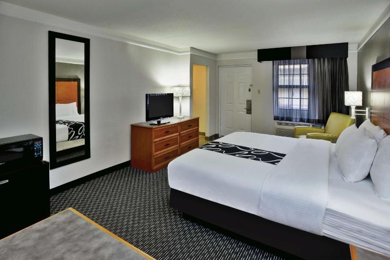 King Room with Bath Tub with Grab Bars - Mobility Accessible/Non-Smoking image 4