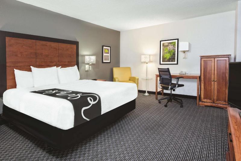 La Quinta Inn & Suites by Wyndham San Antonio Riverwalk - image 2