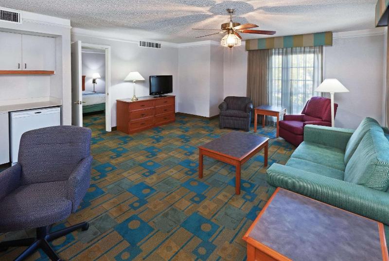 La Quinta Inn & Suites by Wyndham Austin Oltorf - image 27