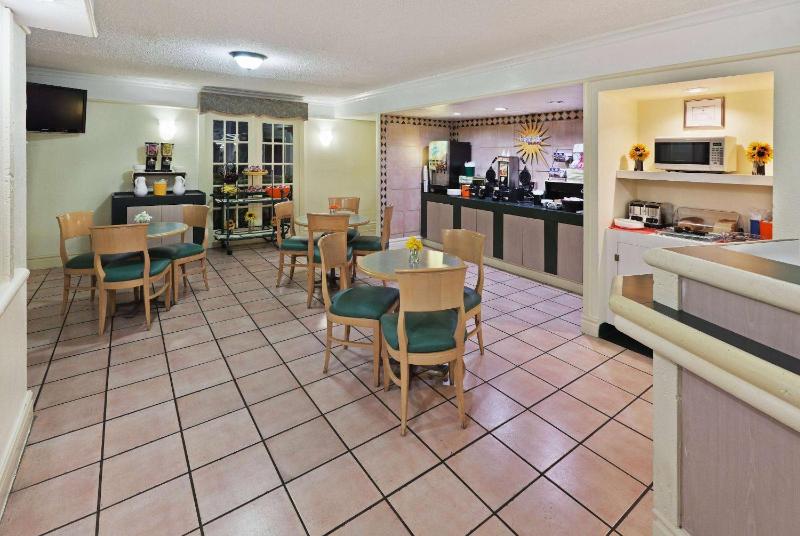 La Quinta Inn & Suites by Wyndham Austin Oltorf - image 10