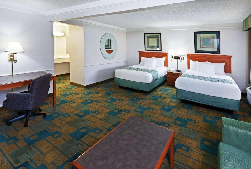 La Quinta Inn & Suites by Wyndham Austin Oltorf - image 2