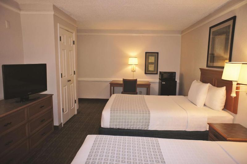 Deluxe Double Room with Two Double Beds - Non-Smoking image 4
