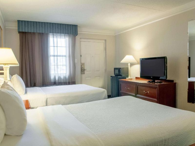 Deluxe Double Room with Two Double Beds - Non-Smoking image 4