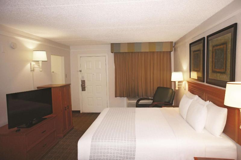 Deluxe King Room - Non-Smoking image 2