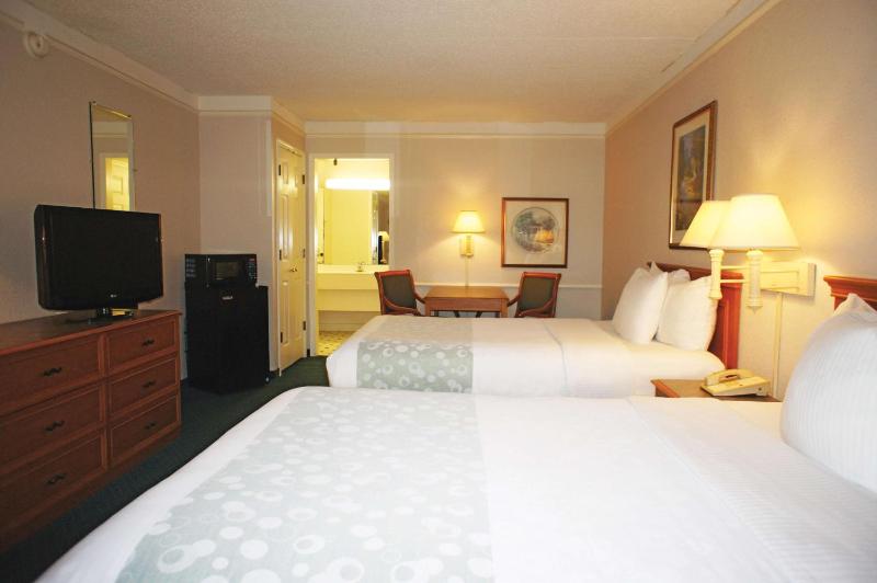Deluxe Double Room with Two Double Beds image 2