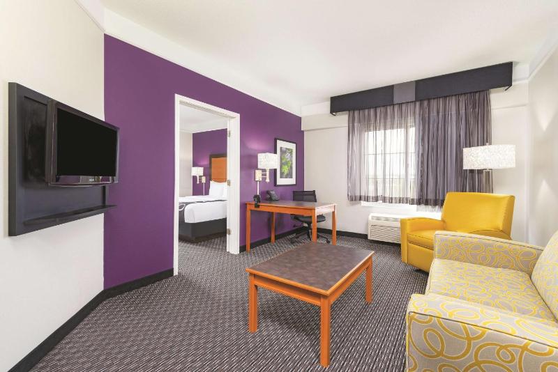 Deluxe King Suite - Non-Smoking image 4