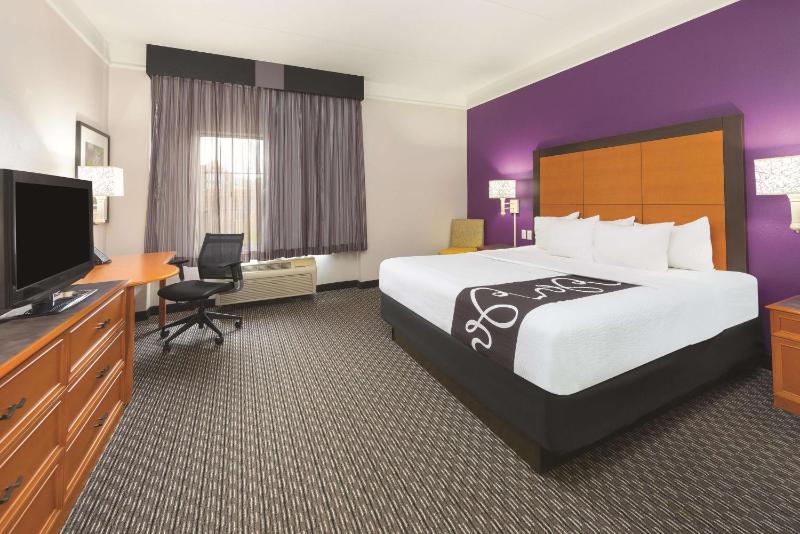 1 King Bed, Mobility Accessible Room, Bathtub w /Grab Bars, Non-Smoking image 4