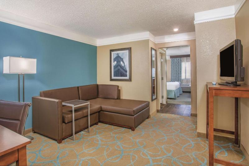 Deluxe King Room - Non-Smoking image 3