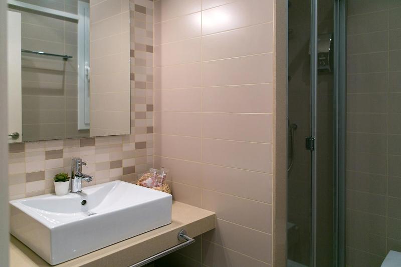 Interior Double or Twin Room with Private Bathroom image 3
