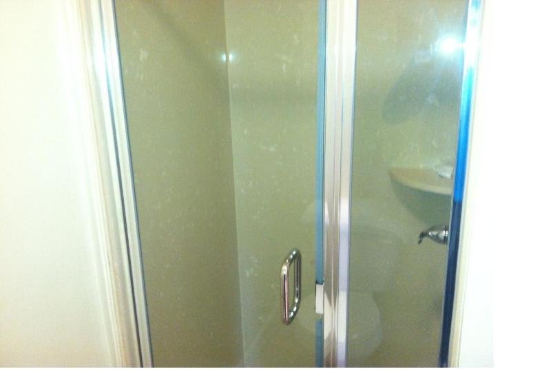 Queen Room with Private Bathroom image 3
