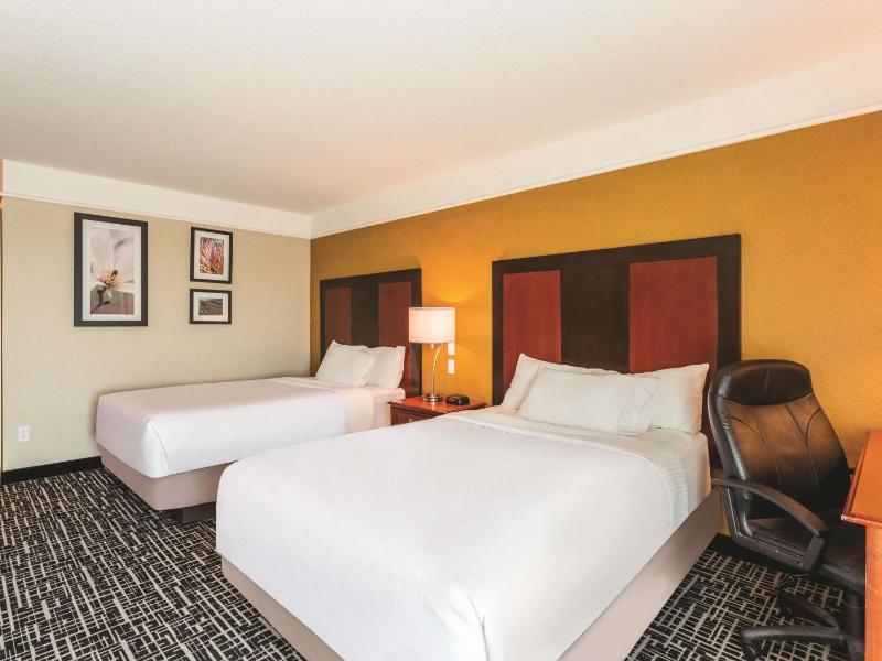 Deluxe Double Room with Two Double Beds image 1