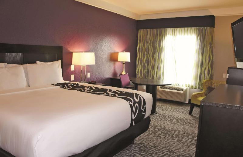 King Room with Bath Tub - Mobility/Hearing Accessible - Non-Smoking image 3