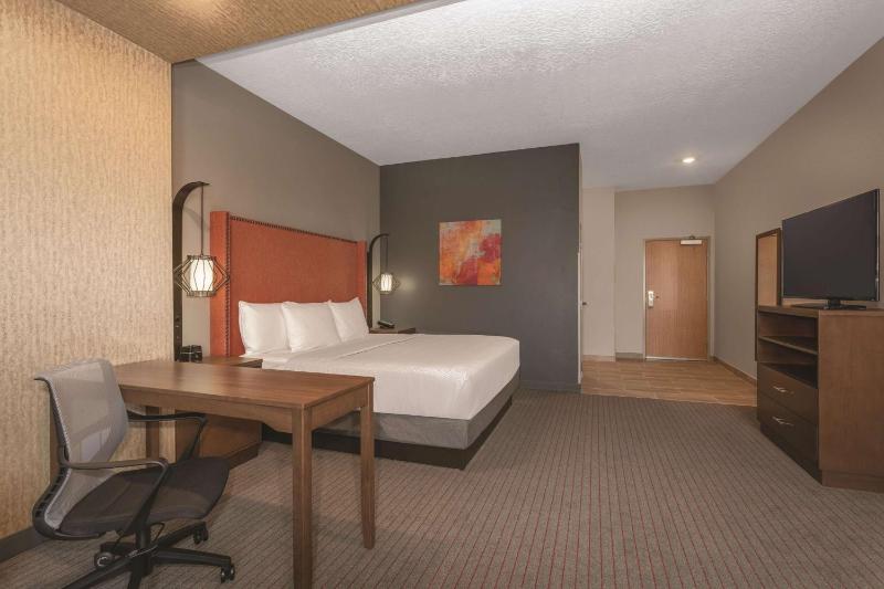 Executive King Room with Sofa Bed image 2